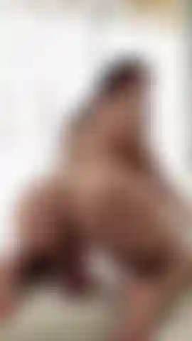 Latina chaude sur ta bite.
