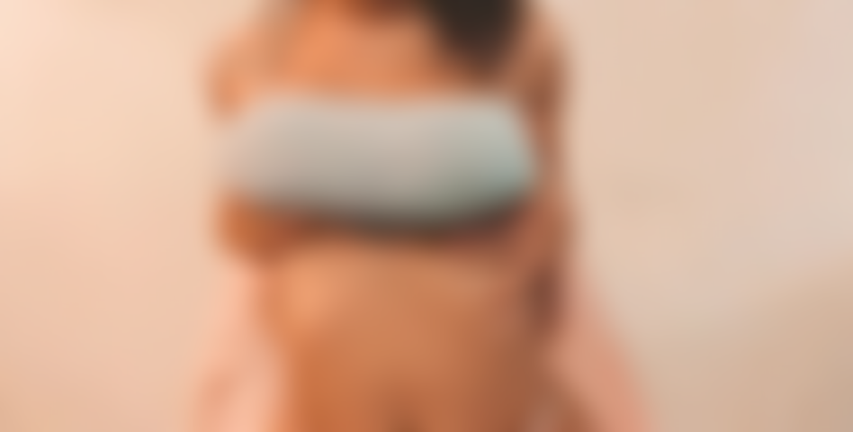 Titty joue beaucoup de paroles cochonnes, caresse cette bite à mes énormes seins bébé <3.