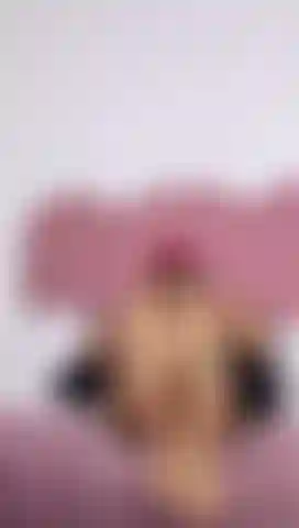 Les jambes ouvertes découvrent le désir.