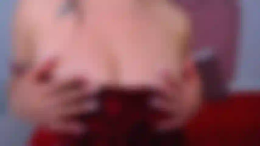 Son corps n'existait que là où il la touchait, du reste, elle était fumée. ..