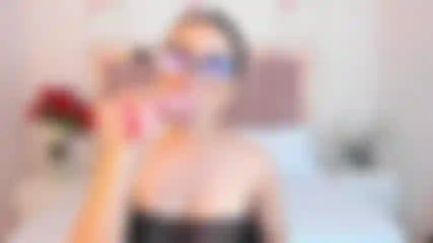 Je joue avec ta bite sur mes seins et dans ma bouche.