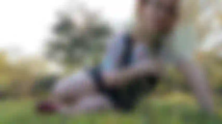 Je me doigte le cul sur le quai de mon copain. J'aurais baisé sa bite, mais il travaillait, alors il a dû regarder par la fenêtre pendant que je te baisais à la place ! Mes doigts se sentent si bien dans mon cul dans cette vidéo.