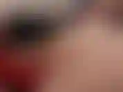 Un gros jouet rouge dans un petit trou très serré. Regardez cette jolie coccinelle la prendre profondément et s'étirer autour d'elle de près !