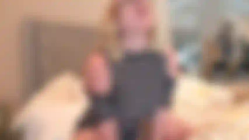 Cette fois c'est à mon tour de t'utiliser. Asseyez-vous, détendez-vous et faites exactement ce que je vous dis de faire. Je veux que tu frottes ta bite pour moi de la base à la pointe encore et encore lentement au début, puis plus fort plus vite.