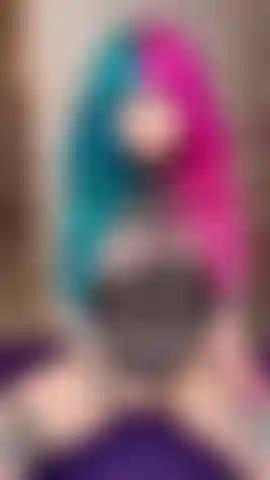 Grosse bite de dragon sur une machine à baiser avec des pinces à tétons et éjacule.