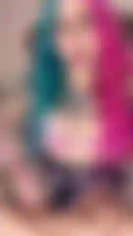 Je joue avec des gros plans et un plug anal.