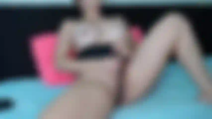 Masturbation + doigt dans la chatte + chatte mouillée.