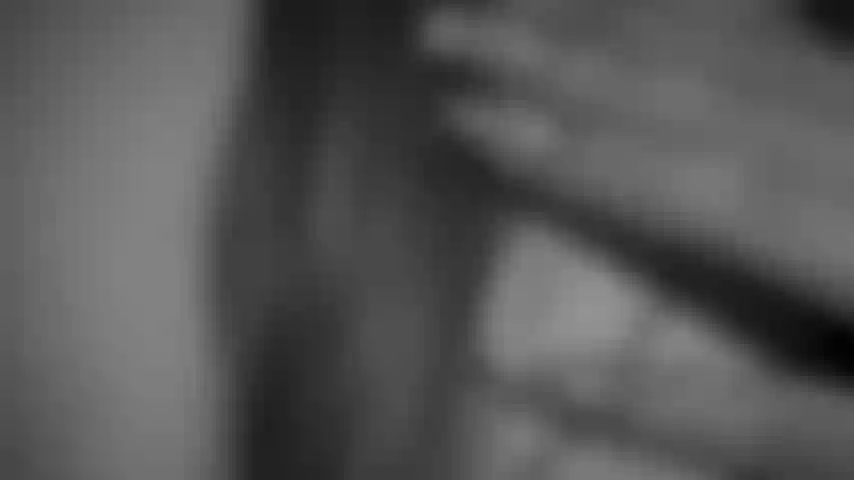 Regarde-moi doigter ma chatte juteuse et humide.