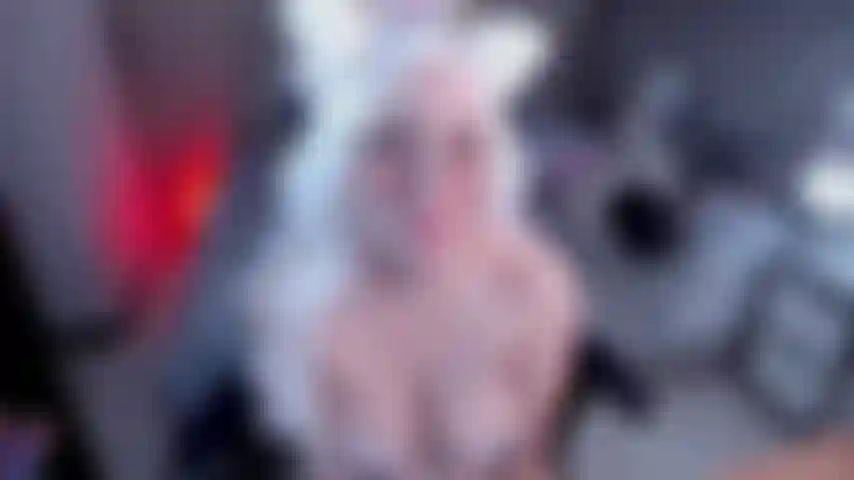 Une jolie chatte jouit avec dominant.