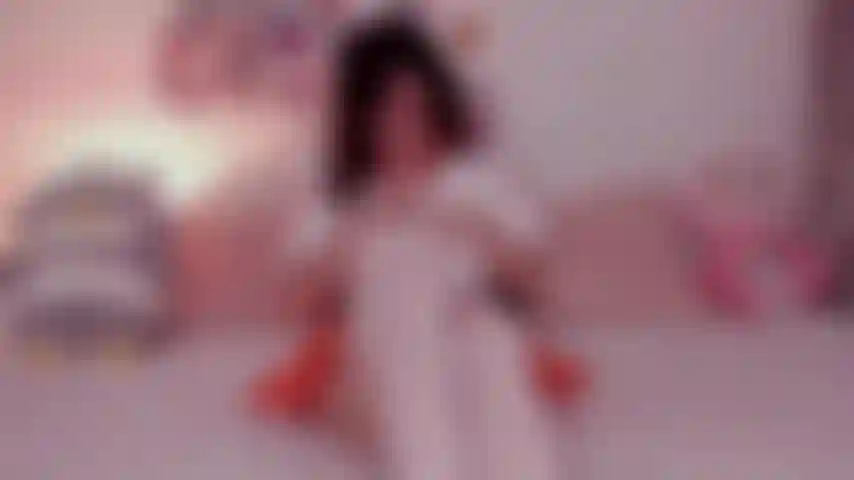 Je me doigte jusqu'à jouir avec une jolie tenue.