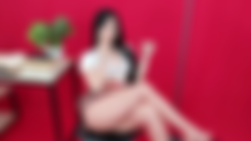 Une étudiante coquine aux gros seins taquine avec ses courbes juteuses.