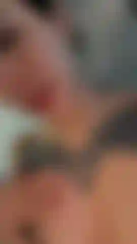 Tu vas juste rester là à me regarder fixement ?