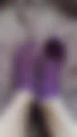 En enlevant la chaussette moelleuse.