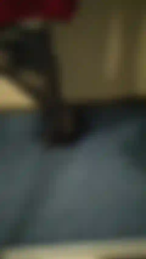 Des jambes sexy en bas, des talons hauts.