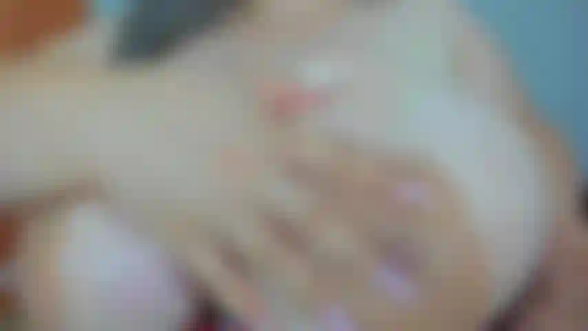 D'énormes seins attachés jouent de près.