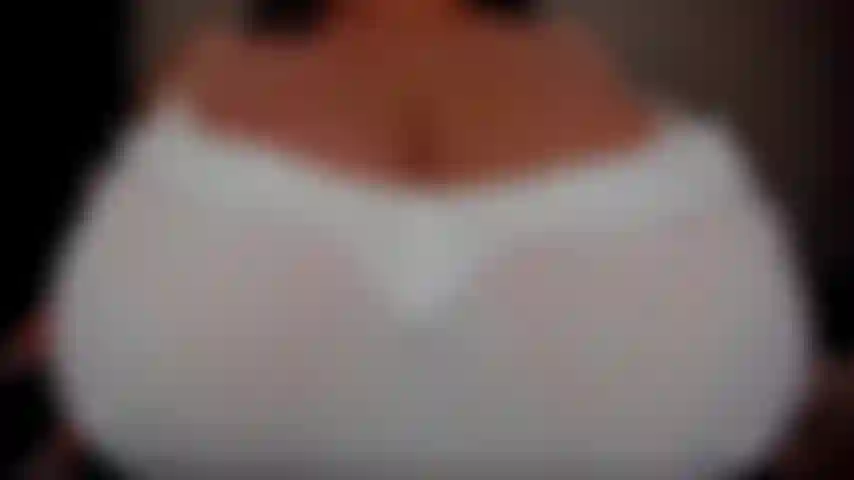 Oil tease. Goon pour mes gros seins.