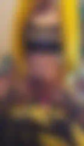 Regarde-moi monter ce gros jouet rose.