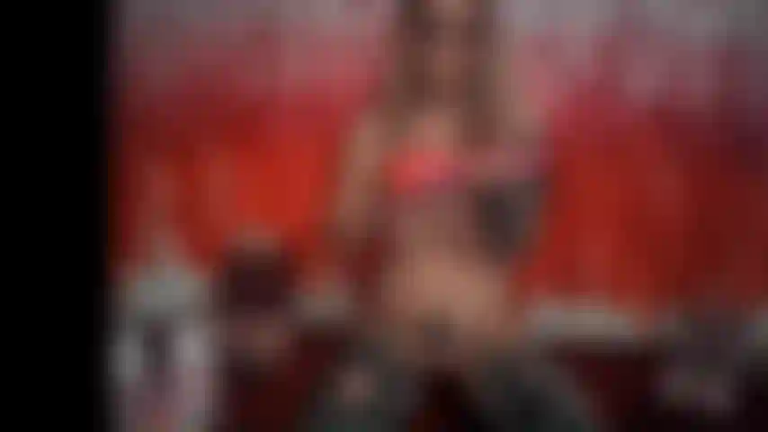 Milf prend un gros gode rose et chevauche.