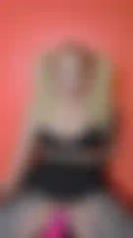 Une milfwife prend un énorme gode rose.