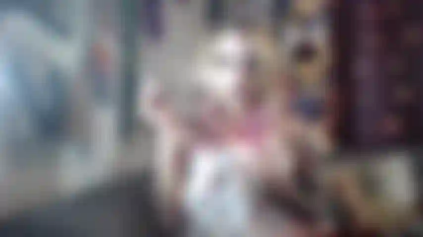 Je fume au visage, les seins dehors.