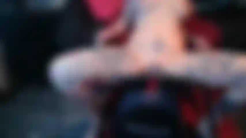 Regarde-moi chevaucher ce gros jouet rose.