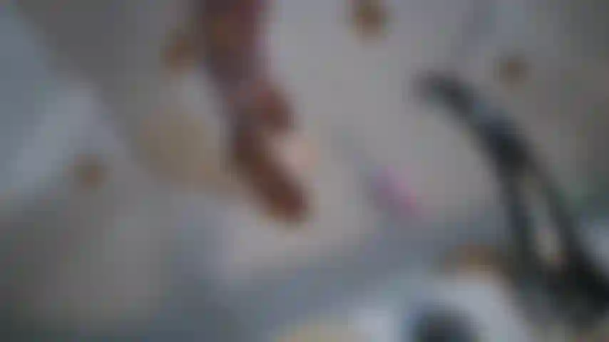 Faisant éclater des ballons dans mes talons à bout ouvert, partie 1.