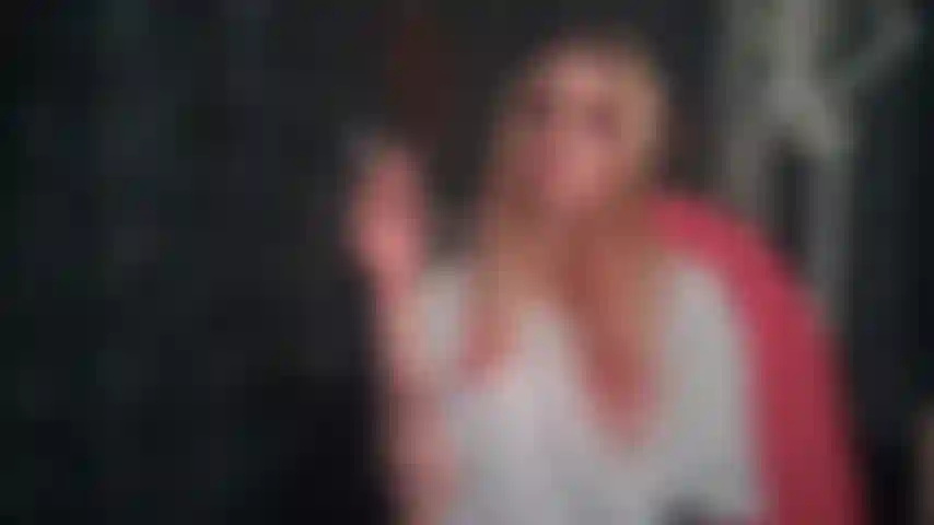 Je fume et je me détends en chemise.