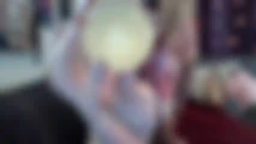 Vidéo de taille moyenne d'œufs / boules de gélitine, insertion et expulsion.