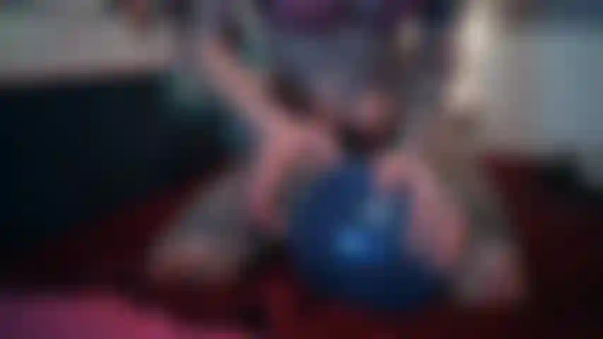 Je fais éclater un ballon entre mes jambes, sans culotte.