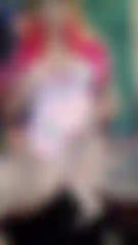 Me frotte les seins et je baise ma chatte serrée.