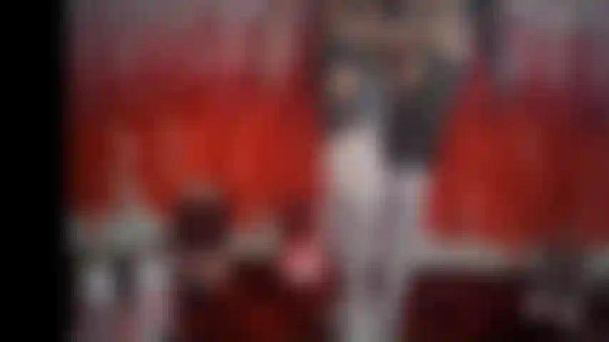 Ma femme chaude se baise et gémit.