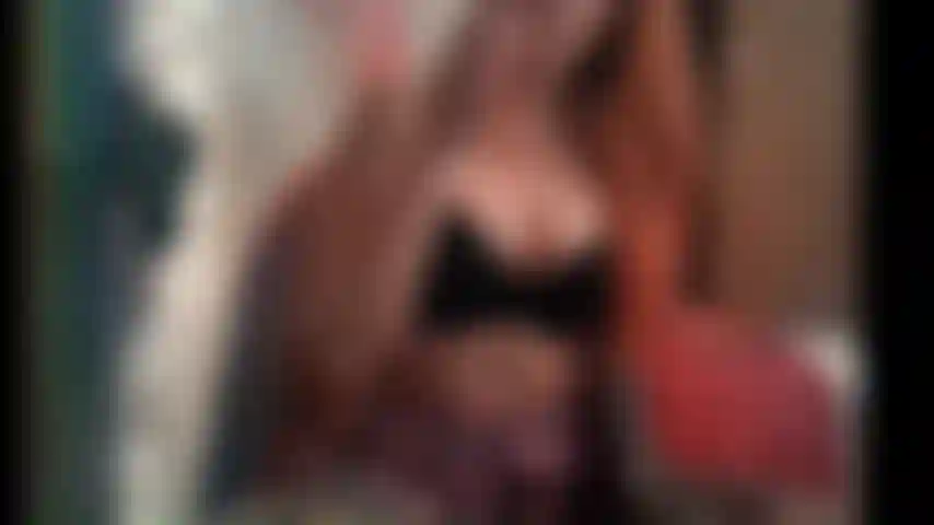 La femme milf fume et se frotte.