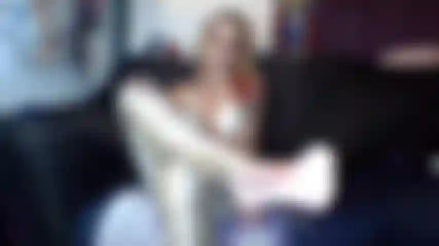 Maquillage de chat, vidéo d'adoration/frottement des pieds.