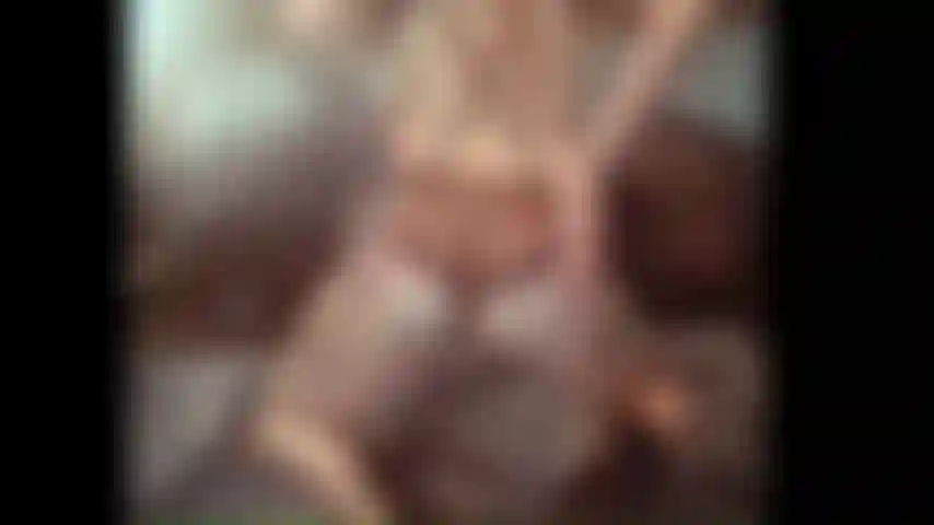 Une milf prend un jouet de la bbc, le suce et le baise.