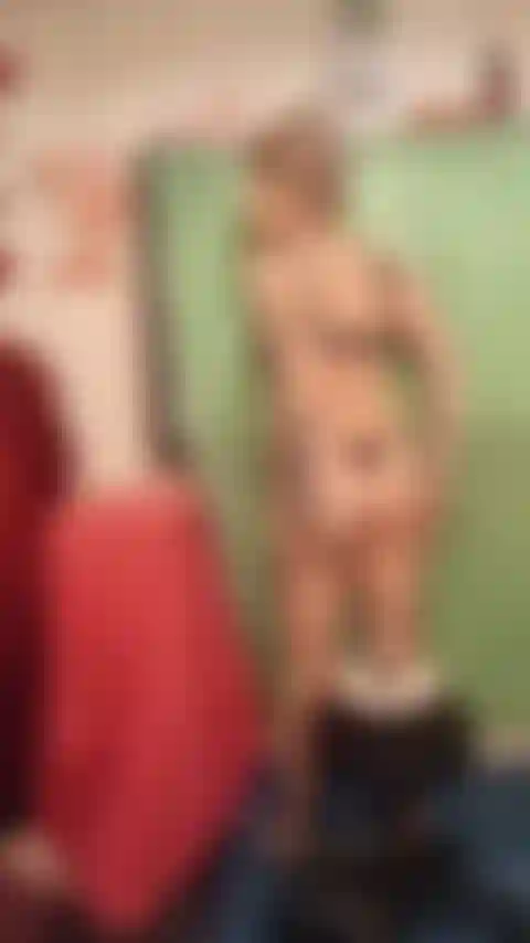 Cake assise, vue sur tout le corps.