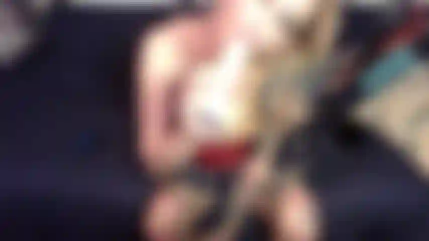 Suce et baise un jouet.