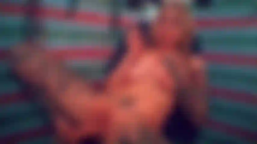 Je fume pendant que je me fais baiser profondément.