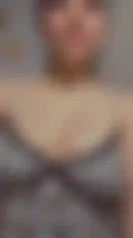 En train de jouer avec mes seins.