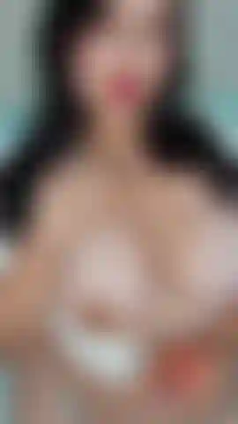 Red lips and big tits! you won't be able to resist this