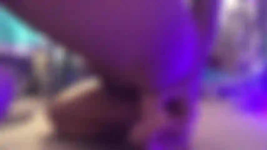 Je prends toutes ces boules de bite au fond de mon cul.