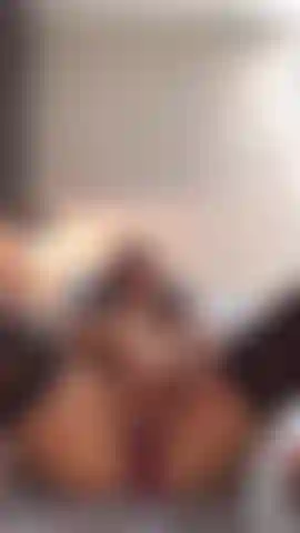 Je masturbe ma chatte mouillée.