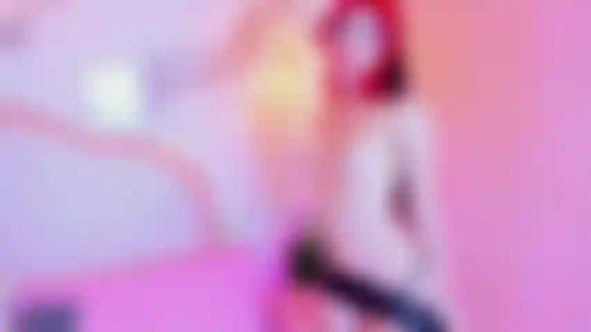 Grosse giclée et suce les pieds avec des bas.