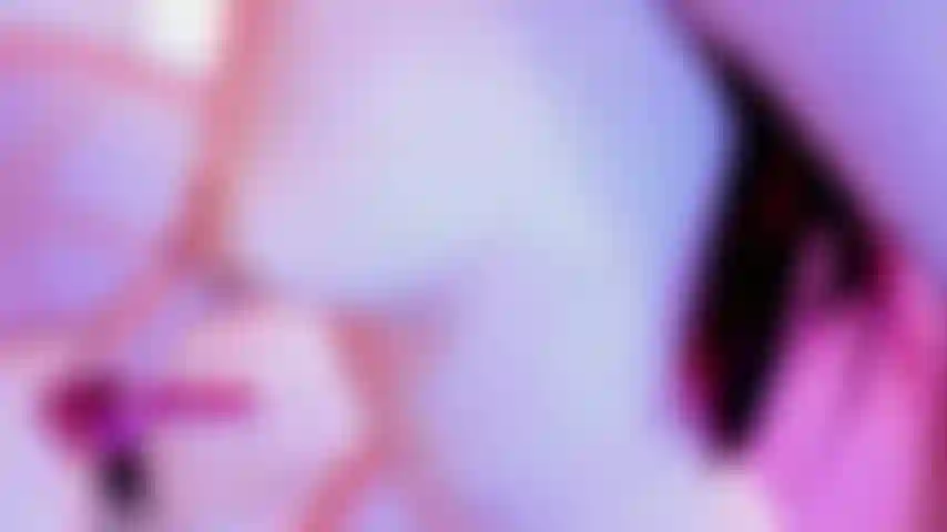 Je roule en marche arrière et mes fesses rebondissent.