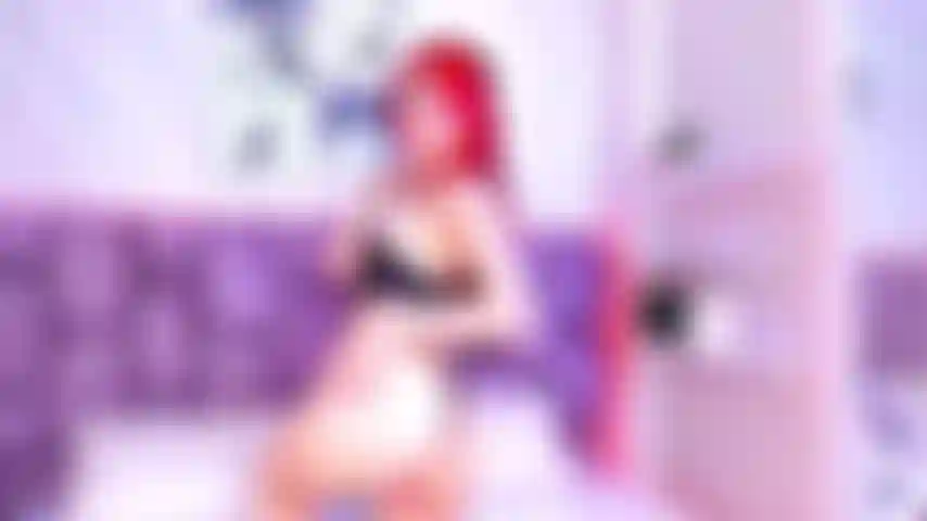 Une petite rousse sexy et excitée.