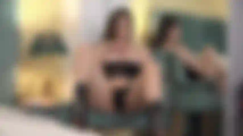 Vêtue de latex, jouant avec mon chat.