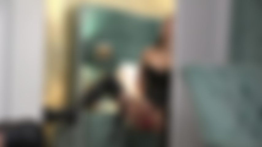 Insatiable qui se frotte la chatte