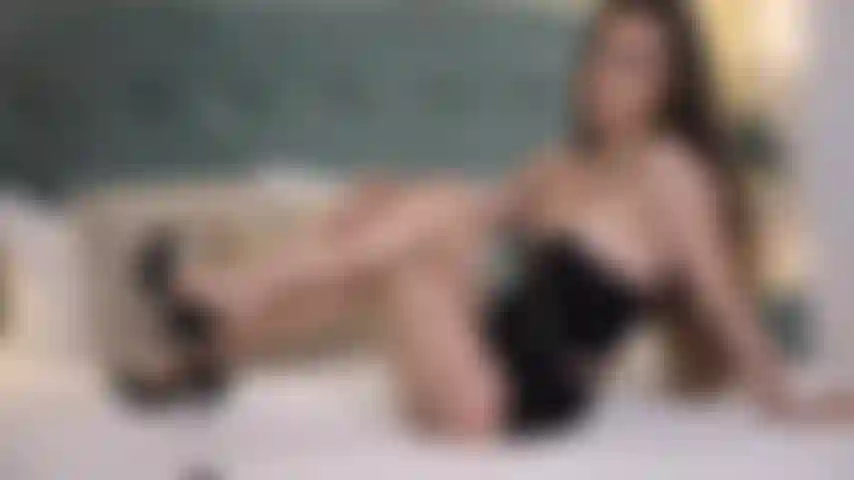 Appel irrésistible pour que vous veniez avoir la chance d'admirer la beauté absolue de mes pieds de déesse.