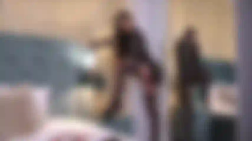 Pure satisfaction en jupe haute (partie 1).