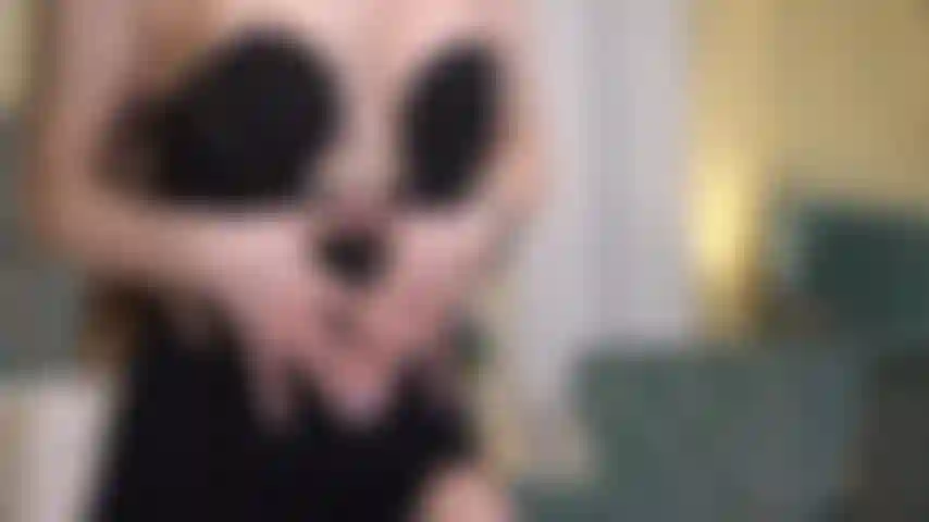 Te donnant la chance de déshabiller la déesse absolue pendant qu'elle te taquine comme jamais auparavant.