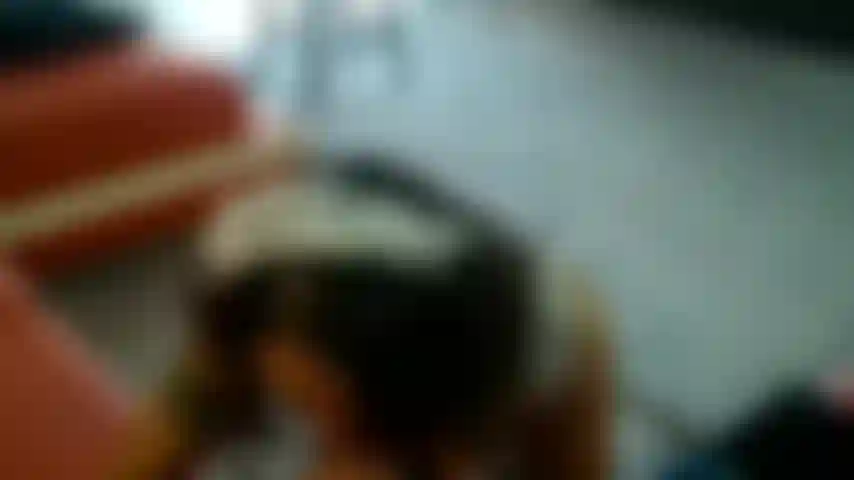 Jeu de rôle de pipe de femme de chambre sexy.